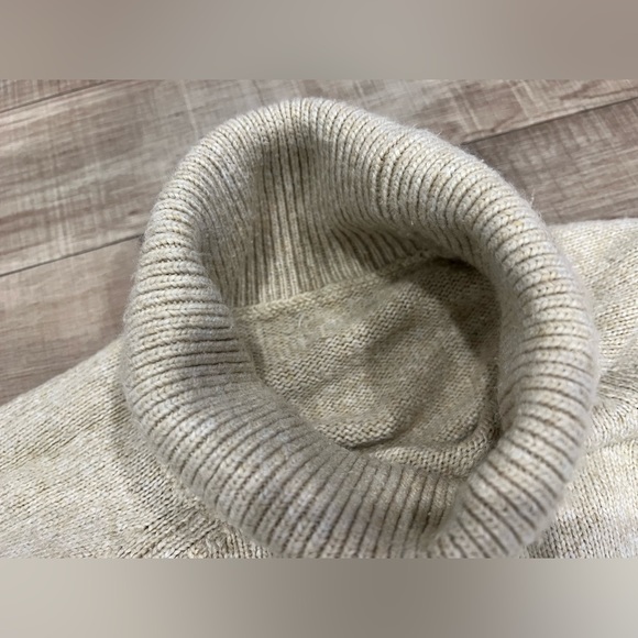 Michael Kors Cream Turtleneck Sweater Size M - Picture 5 of 7